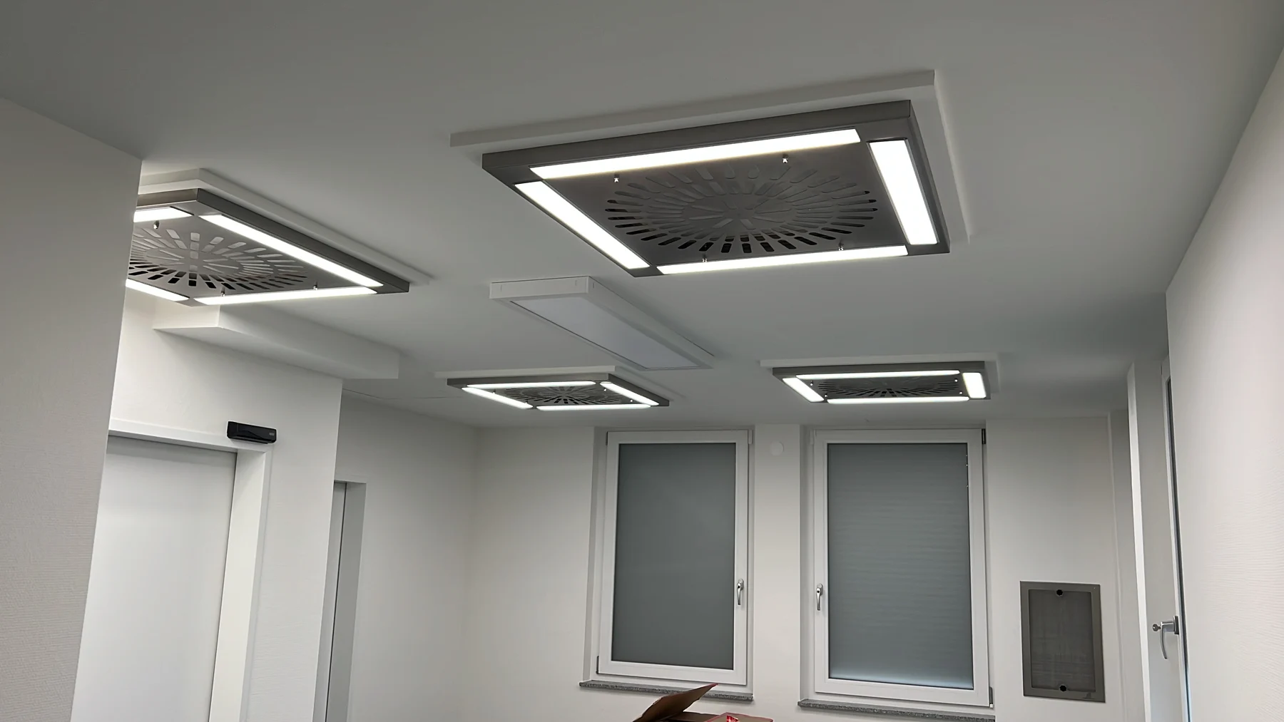 Zuluftauslässe mit integrierter LED-Umfeldbeleuchtung in einem Operationsraum
