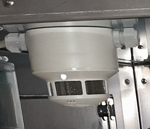 Eigenes Fotodetail eines Hekatron ORS 144 K: Überkopfmontage im RA5000-Geräteinneren