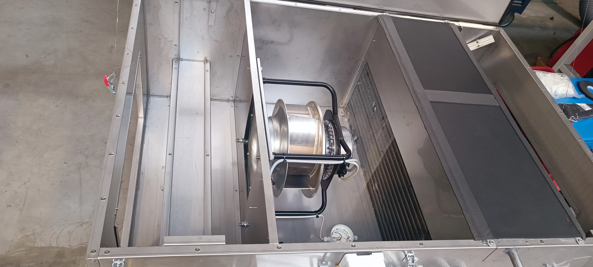 Originaldetail: Ventilator und Register im offenen ZDG-2000-Gerät