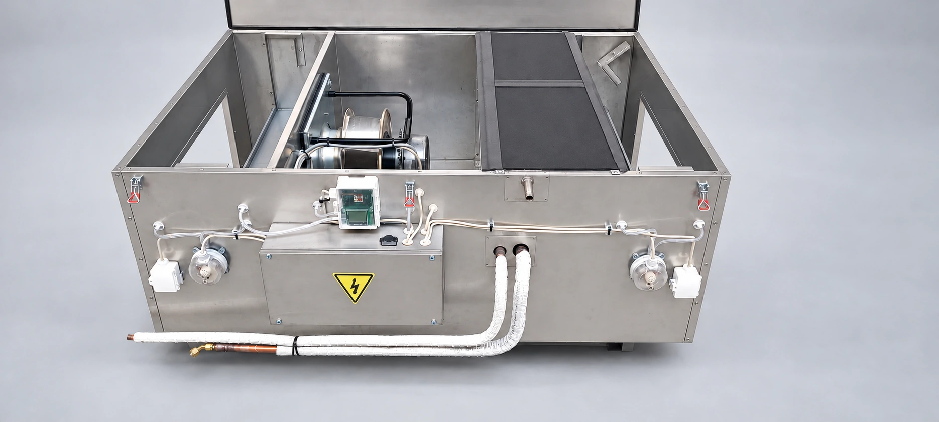Geöffnete ZDG-2000-Ausführung mit Ventilator, Registerbereich und Anschlüssen – Umfeld retuschiert
