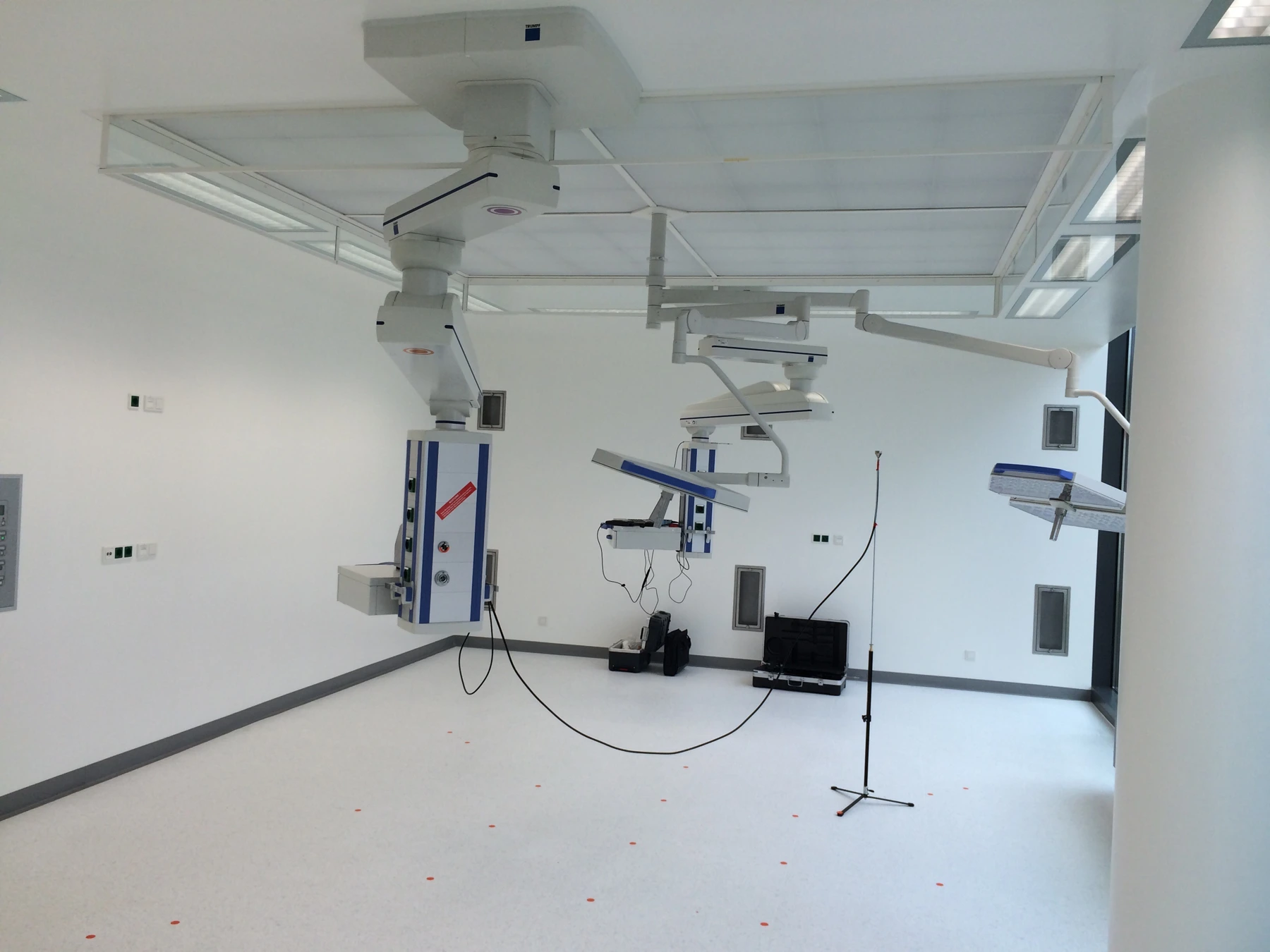 Measurement setup in an operating room below a supply air ceiling