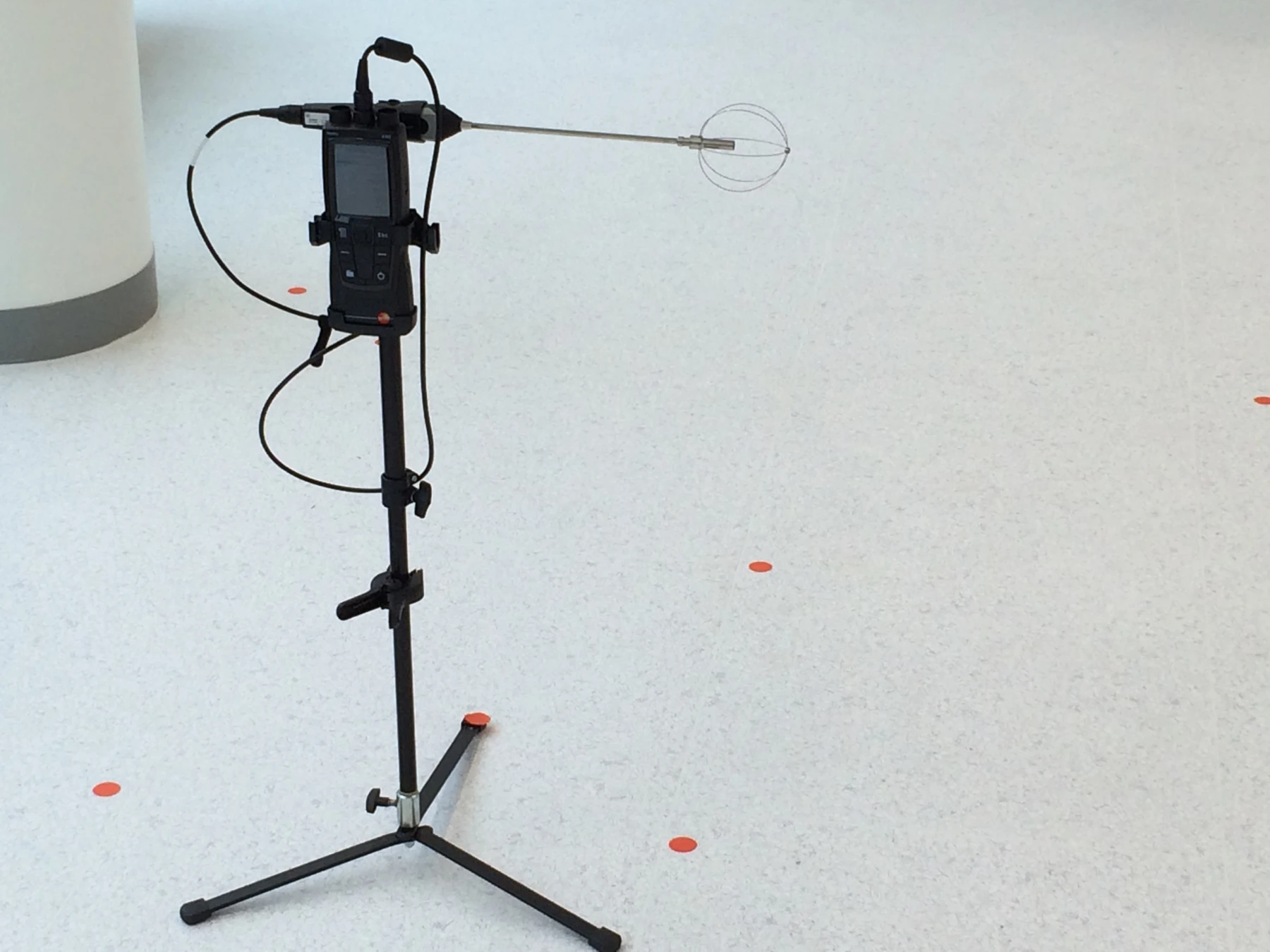 Measurement probe on a tripod for examining airflow in an operating room